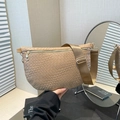 Schicke beige geflochtene Halbmondtasche mit breitem Trageriemen und Reißverschluss - Khaki