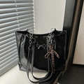 Bolso tote grande negro brillante con lazo plateado y correa de cadena - Con Colgante / Negro