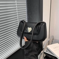 Sac sous le bras noir de style français avec boucle cœur argentée et deux lanières - Noir