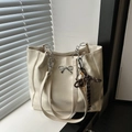 Bolso tote blanco crema con lazo y correa de cadena para el uso diario elegante - Con Colgante / Blanco