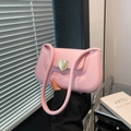 Sac sous le bras rose pastel avec fermoir cœur doré et poignées arrondies - Rose