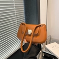 Sac sous le bras français en cuir caramel avec une boucle en métal argenté en forme de cœur - Marron
