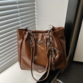 Bolso tote grande marrón caramelo en cuero brillante con lazo metálico y cadena - Con Colgante / Marrón