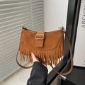 Borsa a tracolla in pelle scamosciata marrone scuro con frange e fibbia metallica stile boho - Marrone