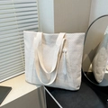 Cremeweiße gewebte Tote Bag mit Quastenanhänger und breiten Schultergurten im Wohnraum - Mit Anhänger / Gebrochenes Weiß