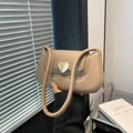 Sac sous le bras beige en similicuir avec boucle cœur dorée et bandoulière rembourrée - Kaki