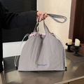 Bolso tote de nailon gris con cordón, forro rosa y detalle bordado azul de moda - Gris