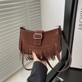 Borsa a sella vintage in camoscio marrone con frange boho e fibbia argento - Marrone