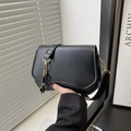 Bolso bandolera negro minimalista con herrajes dorados y detalle de cadena - Negro