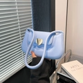 Borsa sottobraccio in ecopelle azzurra con fibbia a cuore d'argento da donna - Blu