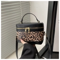 Détails du sac seau léopard élégant avec fermetures éclair dorées et garnitures - Noir