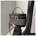 Détail du sac seau léopard avec fermetures éclair dorées et poignée en cuir noir - Gris
