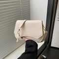 Bolso de hombro minimalista en cuero PU beige con cierre dorado y base curvada - Blanco