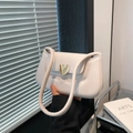 Borsa sottobraccio francese in pelle color crema con fibbia a cuore dorata e manico - Bianco