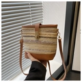 Detailaufnahme der geflochtenen Beuteltasche mit Lederbesatz und Vintage-Drehverschluss - Braun