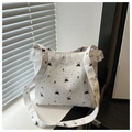 Détail du sac cabas en toile blanche avec motifs d'ours colorés et bordures en dentelle - Style 1 (Impression de Pois Ours Lettre Noire)