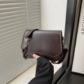 Bolso bandolera de cuero mate marrón oscuro con solapa curva y cadena dorada elegante - Marrón