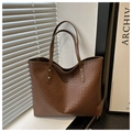 Détail du cabas en cuir tressé marron avec texture élégante et rivets dorés - Marron