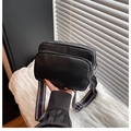 Zwarte crossbody tas van generfd leer met een stijlvolle zwart-wit gestreepte riem - Zwart