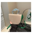 Dettaglio della borsa a sella con finiture in pelle verde e manico in metallo - Verde