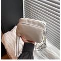 Crèmewitte crossbodytas van kiezelleder met zwart-wit gestreepte schouderband - Wit