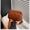 Bruine crossbody tas van leer met dubbele ritssluiting en een gestreepte brede schouderband - Bruin