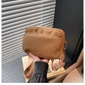 Bruine leren crossbodytas met dubbele rits en een stijlvolle brede schouderband - Khaki