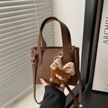 Retro braune Eimertasche mit Litschi-Muster, süßem Plüsch-Anhänger und schmalem Gurt - Mit Anhänger / Braun