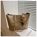 Detail der beigen Shopper-Tasche mit elegantem Seidentuch am Griff und Reißverschluss - Khaki