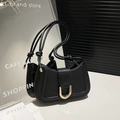 Minimalistische schwarze Leder-Halbmondtasche mit goldener U-Schnalle und Knotengriff - Schwarz