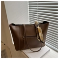 Detail einer braunen Shopper-Tasche mit Kontrastnähten und dekorativem Seidentuch-Griff - Dunkelbraun