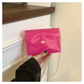 Détail d'un sac gelée rose translucide avec chaîne dorée et bouton métallique de fermeture - Rose Rouge