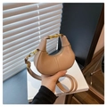 Dettaglio mini borsa a mezzaluna in finta pelle beige con cerniera dorata e tracolla - Cachi