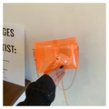 Détail du sac enveloppe transparent orange néon avec boucle dorée et chaînette - Orange