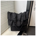 Détail du sac cabas en toile noire avec plis à volants et deux poignées de transport - Noir
