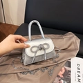 Mini sac à main argenté métallisé avec nœud en strass et bandoulière chaîne - Argent