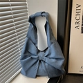 Sac hobo en jean bleu avec un grand nœud décoratif et un style moderne épuré - Bleu