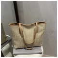 Stroh-Shopper in hellem Beige mit Fischgrätmuster und braunem Kunstlederbesatz und Riemen - Khaki