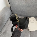 Bolso media luna negro de lana con textura acolchada en V, cadena dorada y pompón - Negro