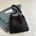 Minimalistische schwarze Kordelzug-Beuteltasche mit verstellbarem Riemen auf Denim - Schwarz