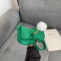 Bolso medialuna de fieltro verde con acolchado de rombos y pompón blanco - Verde