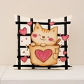 Quadratischer Kissenbezug mit Cartoon-Katze in Herztasche auf beigem Leinenstoff - Katze in Tasche Muster (VP018-1)
