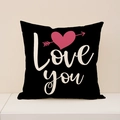 Schwarzer quadratischer Kissenbezug mit Love You Text und rosa Herz-Aufdruck - Love You Herz Pfeil (VP018-4)