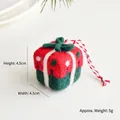 Mini adorno de caja de regalo de fieltro rojo con lazo verde y diseño de lunares - Caja de Regalo A (N25115-A)