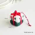 Mini adorno de caja de regalo de fieltro de lana con lazo rojo y diseño navideño - Caja de Regalo C (N25115-C)