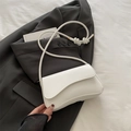 Borsa a tracolla in pelle bianca con tracolla a nodi e pattina asimmetrica moderna - Bianco