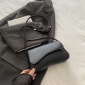 Borsa a tracolla in pelle nera con base ricurva e dettaglio nodo sulla spalla, elegante - Nero