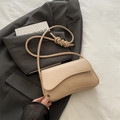 Borsa a tracolla beige minimalista con patta ondulata e tracolla con nodo - Cachi