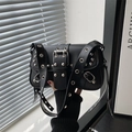 Schicke schwarze Punk-Ledertasche mit silbernen Ösen und Nieten-Details für Damen - Schwarz
