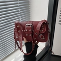 Dunkelrote Punk-Baguette-Tasche mit silbernen Nieten und Ösen im coolen Moto-Stil - Rot